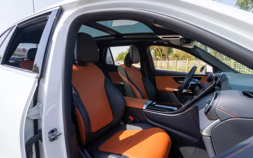 Mercedes GLC 200 SUV (Blanco), 2024 para alquiler en Dub&aacute;i