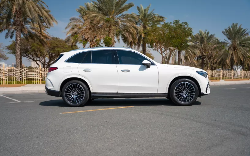 Mercedes GLC 200 SUV (Blanco), 2024 para alquiler en Dub&aacute;i