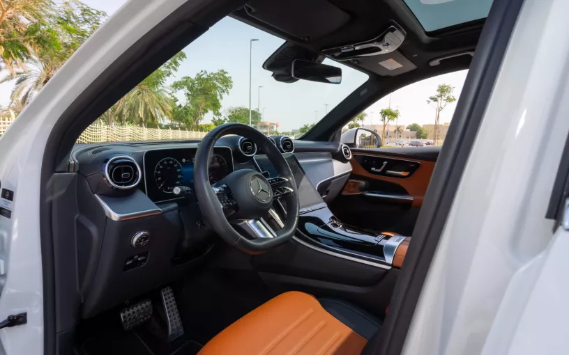 Mercedes GLC 200 SUV (Blanco), 2024 para alquiler en Dub&aacute;i