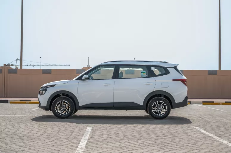 KIA Carens (Blanco), 2024 para alquiler en Sharjah