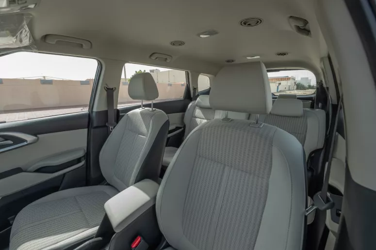 KIA Carens (Blanco), 2024 para alquiler en Sharjah