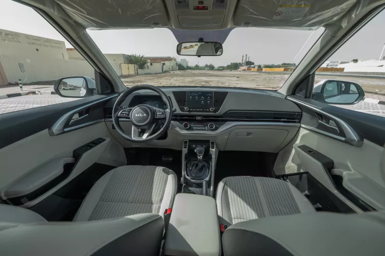KIA Carens (Blanco), 2024 para alquiler en Sharjah