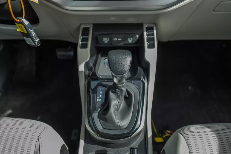KIA Carens (Blanco), 2024 para alquiler en Sharjah