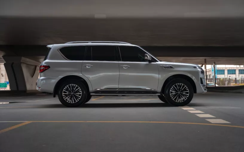 Dubai'de kiralık Nissan Patrol Platinum V6 (G&uuml;m&uuml;ş), 2024
