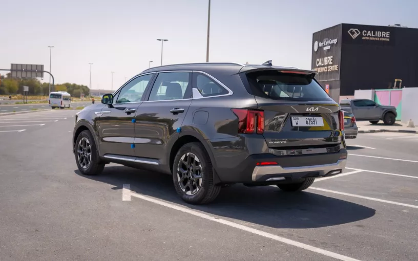 KIA Sorento (Donker Grijs), 2024 te huur in Dubai