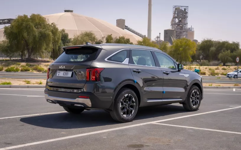 KIA Sorento (Donker Grijs), 2024 te huur in Dubai