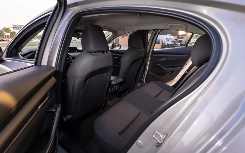 Şarika'de kiralık Mazda 3 (Altın), 2024