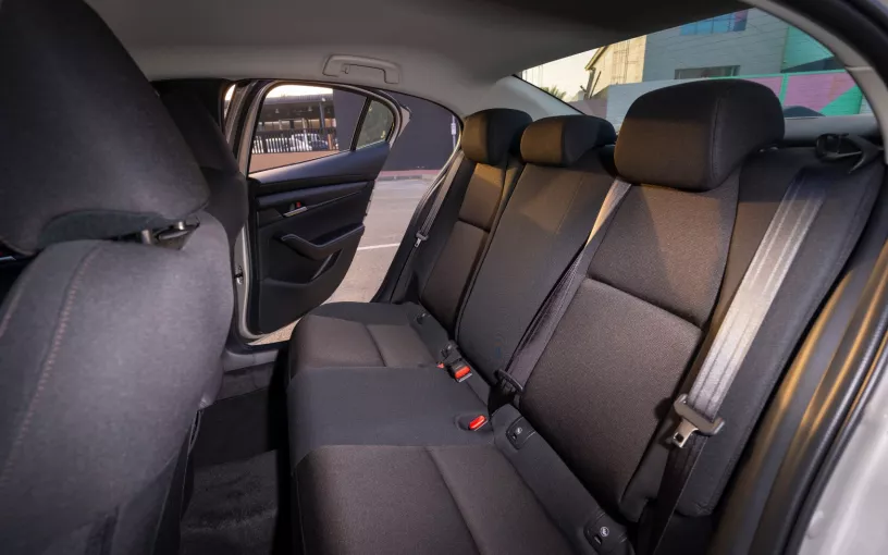 Şarika'de kiralık Mazda 3 (Altın), 2024