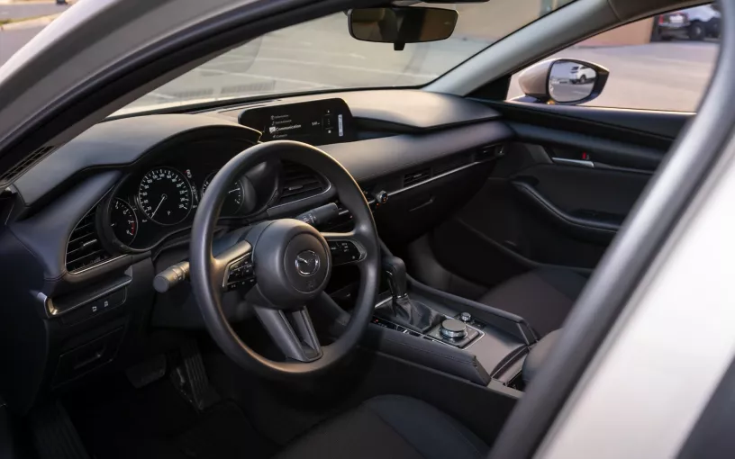 Şarika'de kiralık Mazda 3 (Altın), 2024