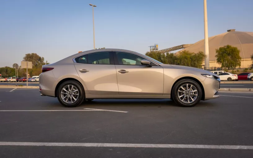 Şarika'de kiralık Mazda 3 (Altın), 2024