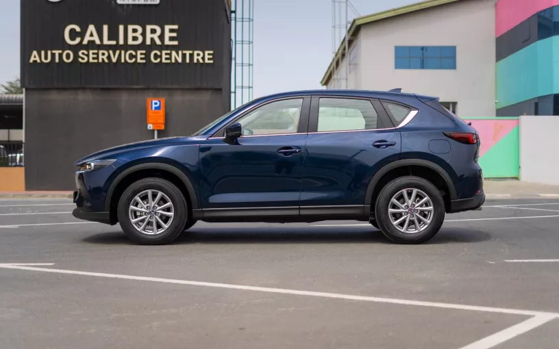 Mazda CX5 (Azul), 2024 para alquiler en Dub&aacute;i