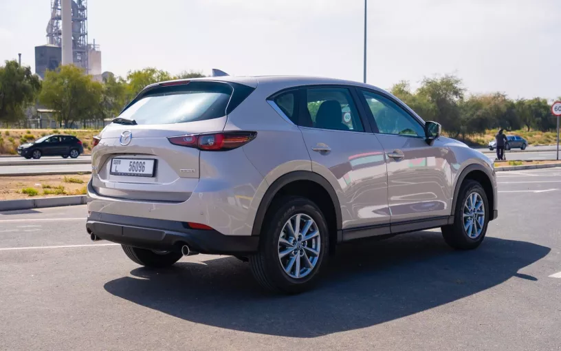 Mazda CX5 (Beige), 2024 para alquiler en Dub&aacute;i