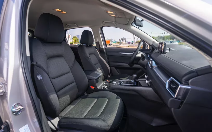 Mazda CX5 (Beige), 2024 para alquiler en Dub&aacute;i