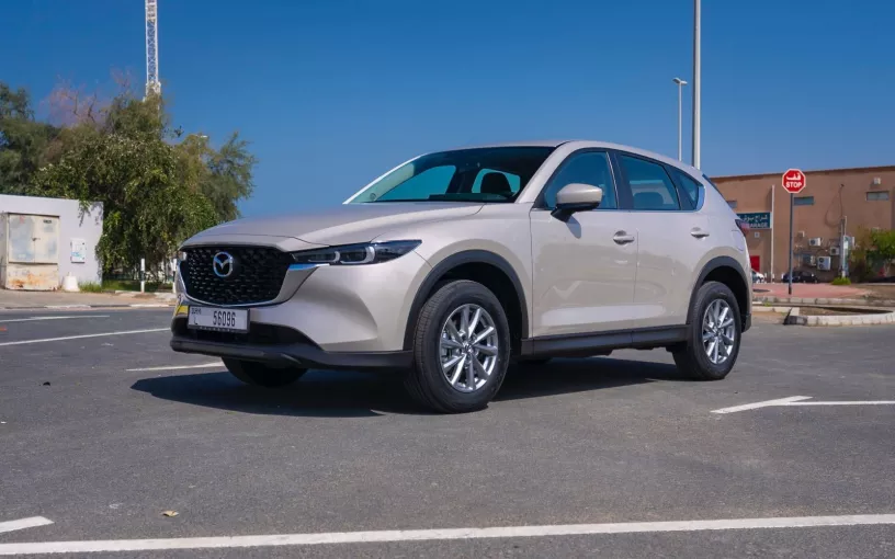 Mazda CX5 (Beige), 2024 para alquiler en Dub&aacute;i
