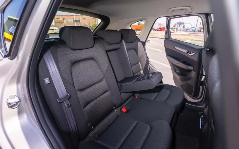Mazda CX5 (Beige), 2024 para alquiler en Dub&aacute;i