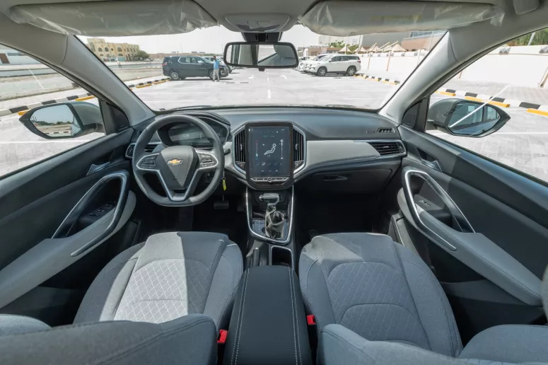 Chevrolet Captiva (Zwart), 2024 te huur in Abu Dhabi