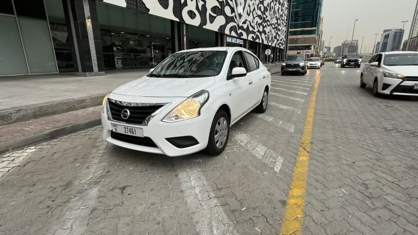 Nissan Sunny (Blanco), 2024 para alquiler en Dub&aacute;i