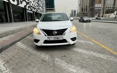 Nissan Sunny (Wei&szlig;), 2024 zur Miete in Dubai