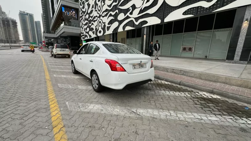 Nissan Sunny (Blanco), 2024 para alquiler en Dub&aacute;i