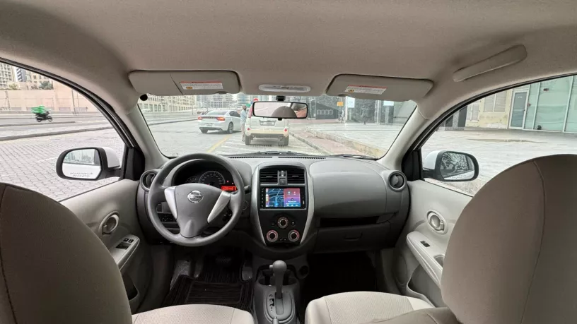 Nissan Sunny (Blanco), 2024 para alquiler en Dub&aacute;i