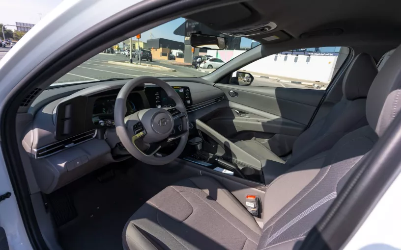 Hyundai Elantra (Белый), 2024 для аренды в Шарджа