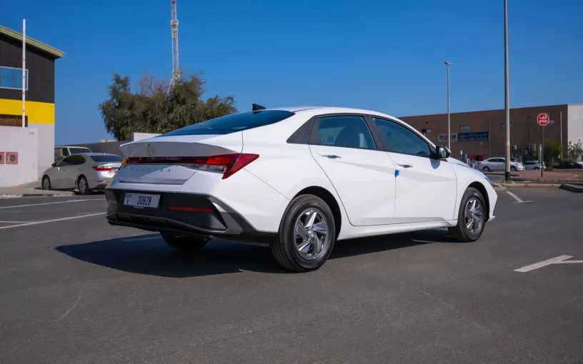 Hyundai Elantra (Белый), 2024 для аренды в Шарджа