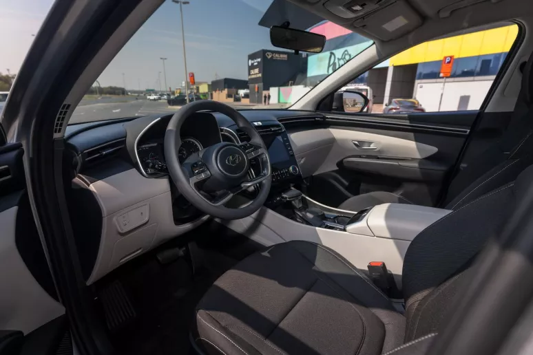 Dubai'de kiralık Hyundai Tucson (G&uuml;m&uuml;ş), 2024