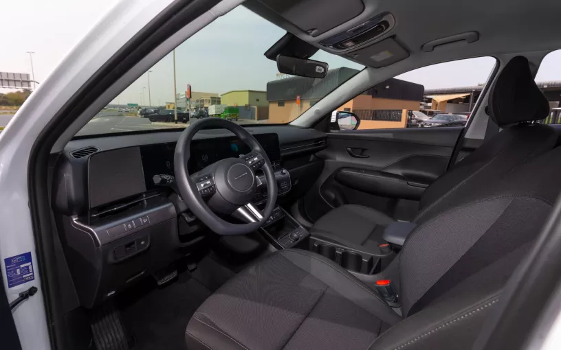 Hyundai Kona (Blanco), 2024 para alquiler en Abu Dhabi