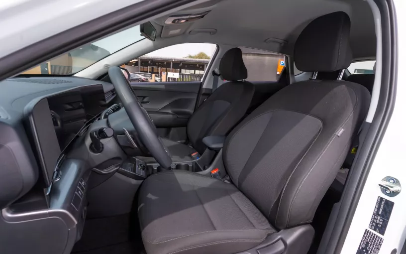 Hyundai Kona (Blanco), 2024 para alquiler en Abu Dhabi