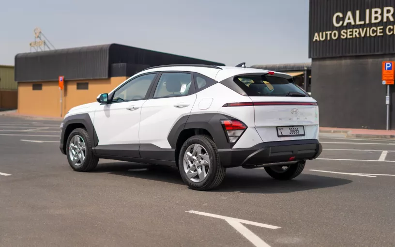 Hyundai Kona (Blanco), 2024 para alquiler en Abu Dhabi