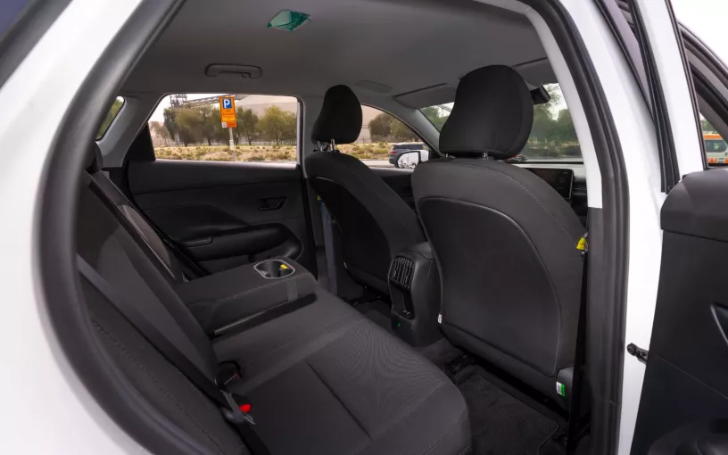 Hyundai Kona (Blanco), 2024 para alquiler en Abu Dhabi