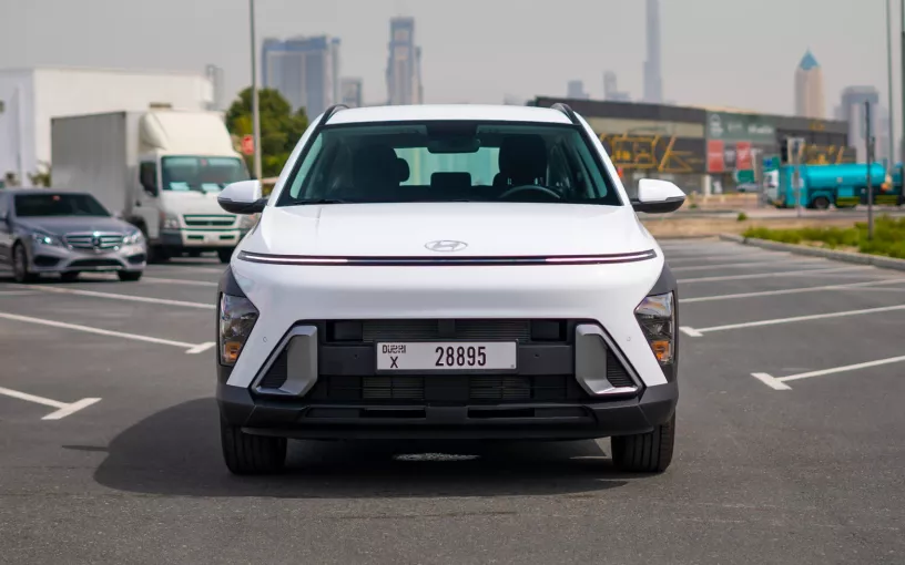 Hyundai Kona (Blanco), 2024 para alquiler en Abu Dhabi