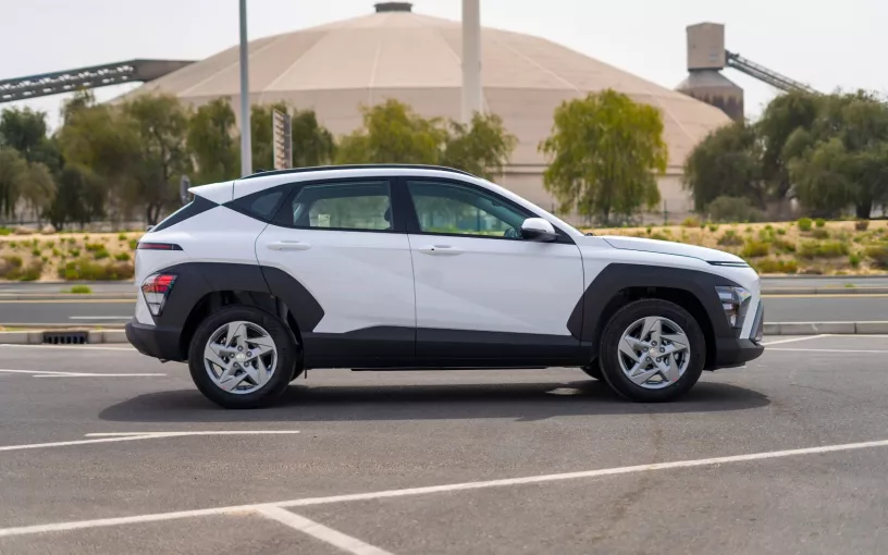 Hyundai Kona (Blanco), 2024 para alquiler en Abu Dhabi