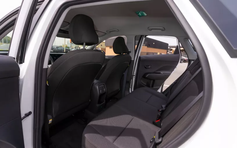 Hyundai Kona (Blanco), 2024 para alquiler en Abu Dhabi