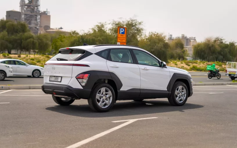Hyundai Kona (Blanco), 2024 para alquiler en Abu Dhabi