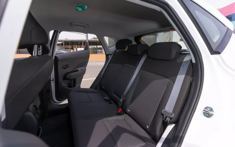 Hyundai Kona (Blanco), 2024 para alquiler en Abu Dhabi