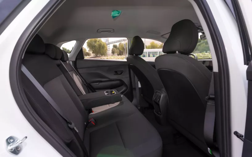 Hyundai Kona (Blanco), 2024 para alquiler en Abu Dhabi
