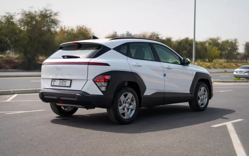 Hyundai Kona (Blanco), 2024 para alquiler en Abu Dhabi