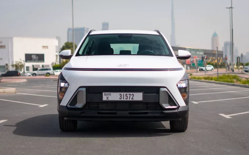 Hyundai Kona (Blanco), 2024 para alquiler en Abu Dhabi