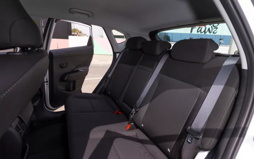 Hyundai Kona (Blanco), 2024 para alquiler en Abu Dhabi