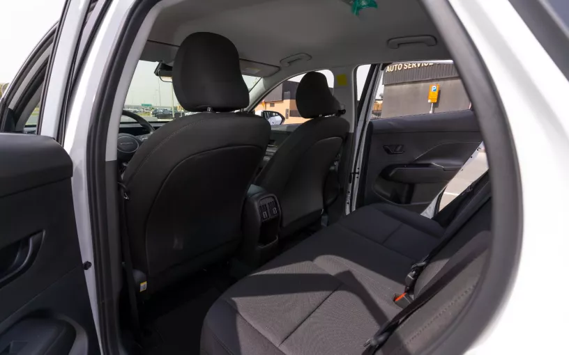 Hyundai Kona (Blanco), 2024 para alquiler en Abu Dhabi