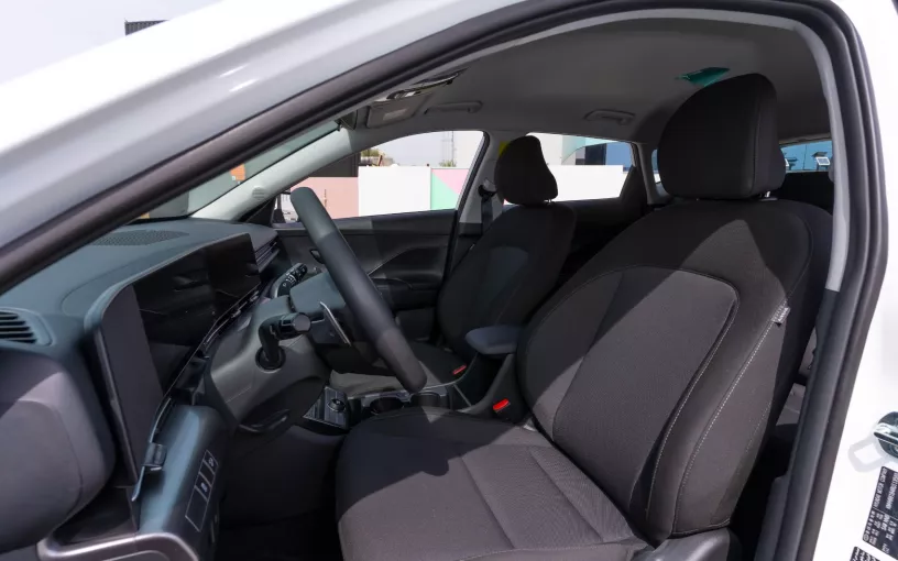Hyundai Kona (Blanco), 2024 para alquiler en Abu Dhabi