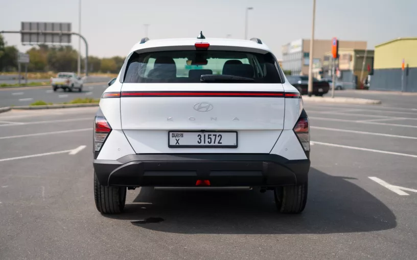 Hyundai Kona (Blanco), 2024 para alquiler en Abu Dhabi