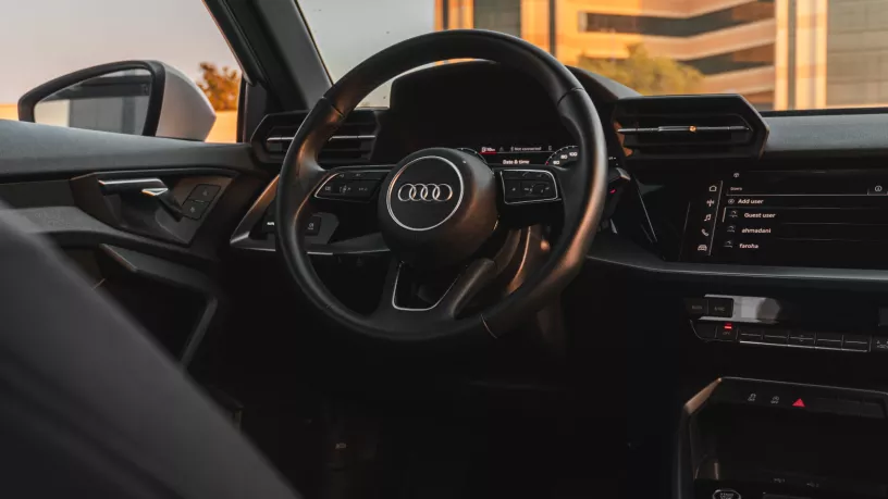 Abu Dabi'de kiralık Audi A3 (Beyaz), 2023