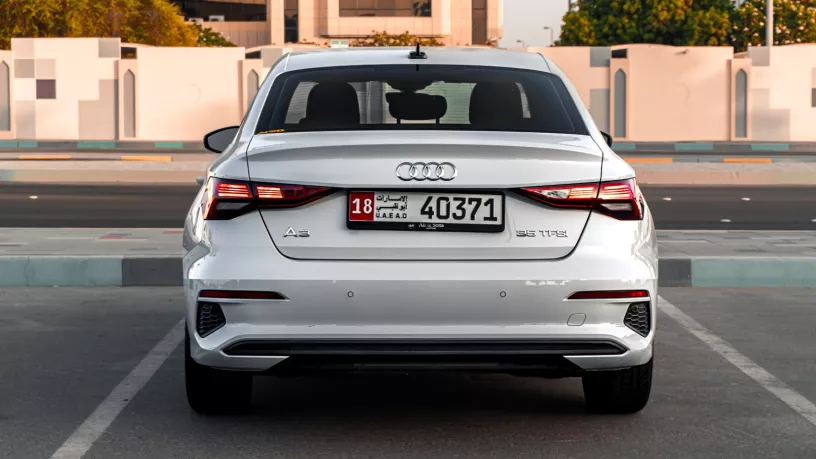 Abu Dabi'de kiralık Audi A3 (Beyaz), 2023