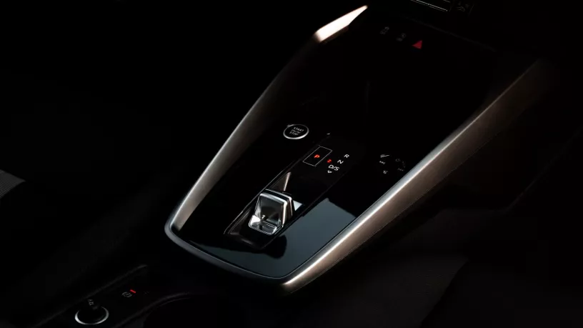 Abu Dabi'de kiralık Audi A3 (Beyaz), 2023
