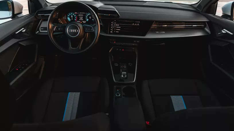 Abu Dabi'de kiralık Audi A3 (Beyaz), 2023