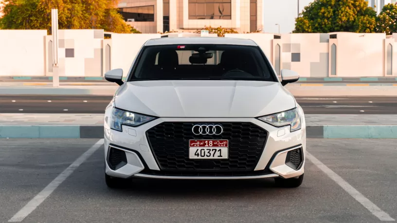 Abu Dabi'de kiralık Audi A3 (Beyaz), 2023