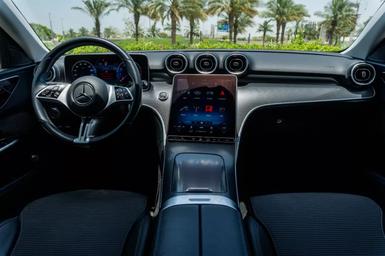 Dubai'de kiralık Mercedes C200 (G&uuml;m&uuml;ş), 2022