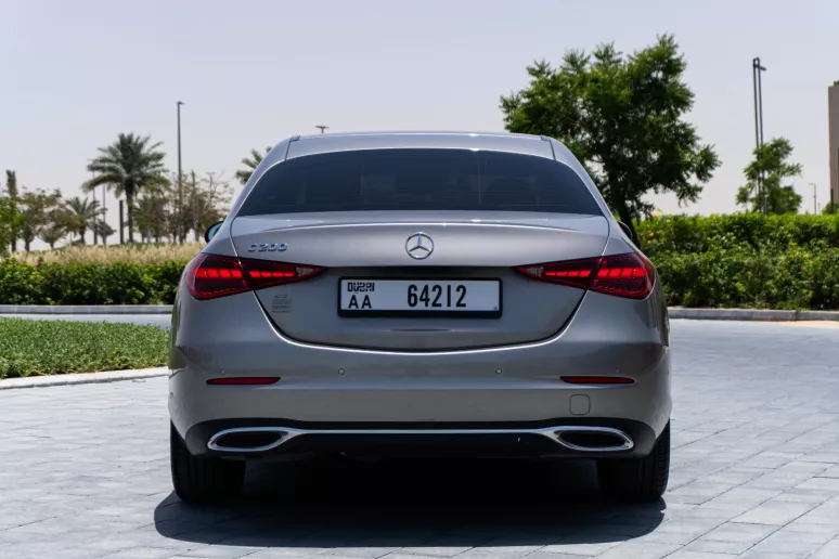 Dubai'de kiralık Mercedes C200 (G&uuml;m&uuml;ş), 2022
